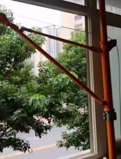 裝修工人用室內吊運機翻新老房子